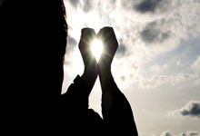 险些被扳平！卡赫胡德球员禁区爆射破门，但越位在先进球无效.